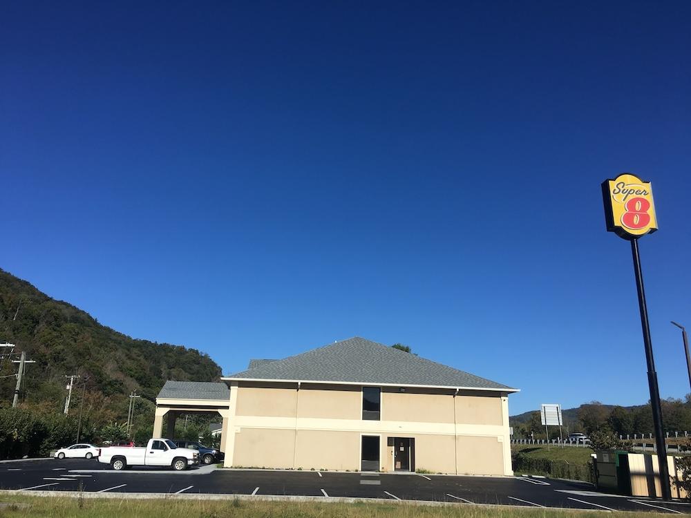 Super 8 By Wyndham Erwin, I-26 Exit 37 Motel Exterior photo